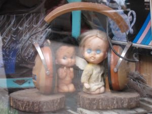 anciennes poupées et vieux casque audio